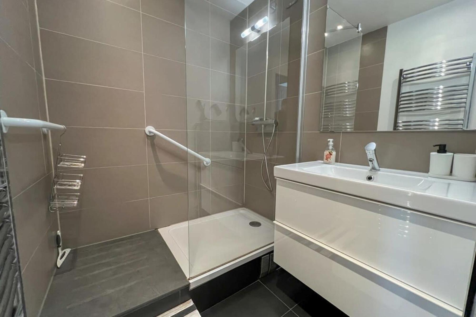 Flexliving - Whole Flat - Voltaire Apartment *